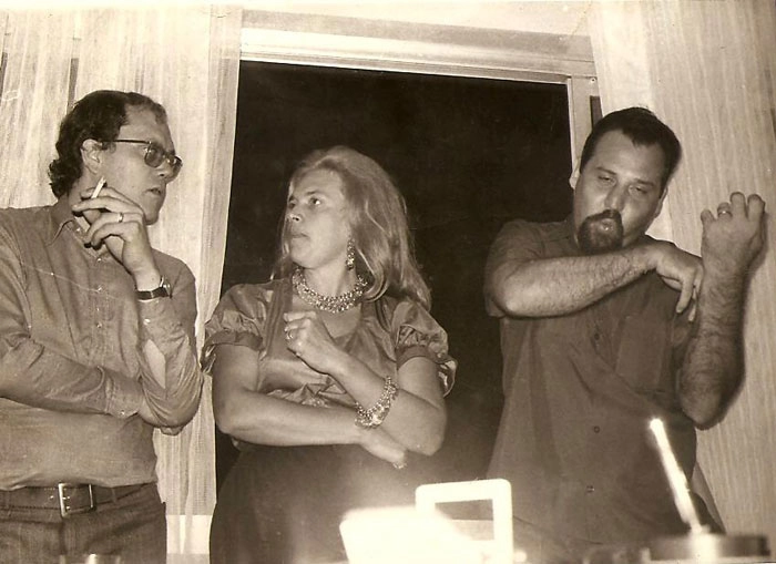 Joelmir Beting, com cigarro na mão, olha para sua irmã Juracilde e para o cunhado Milton. Foto enviada por Roberto Ribaldo