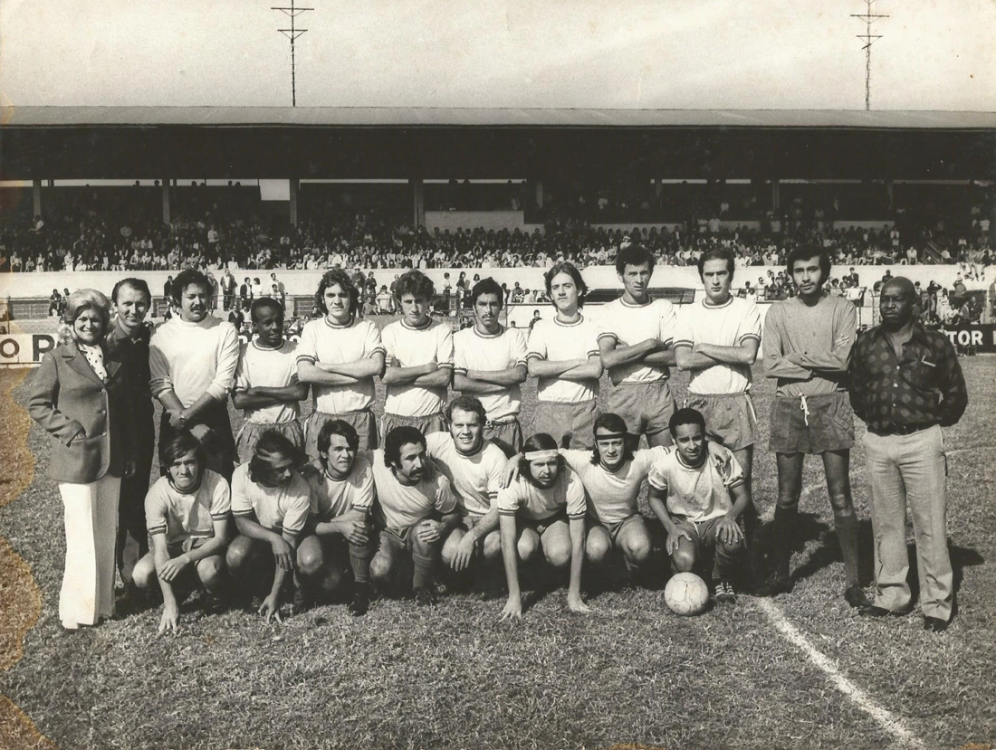 Em 1972, na Rua Javari, o Juventus cedeu seu estádio para um jogo beneficente entre funcionários da TV Record e Rádio Jovem Pan, que terminou 1 a 1. A saudosa apresentadora Hebe Camargo posa com o time da Record. Em pé da esquerda para a direita: os três primeiros são Hebe Camargo, Jurca e Altair. O sétimo é Mandioca, o nono é Barbeta, depois estão Francisco Paes de Barros, pessoa não identificada e Luis Doce. Agachados: o quarto é Odalvo Menezes, seguido por Melito e Picá. Foto: arquivo pessoal de Picá