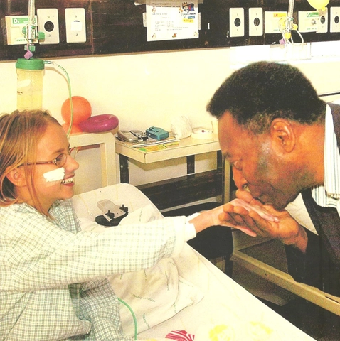 Pelé com uma linda garotinha no Instituto Pequeno Príncipe, em Curitiba