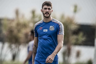 Zagueiro santista fez trabalho à parte no CT Rei Pelé.