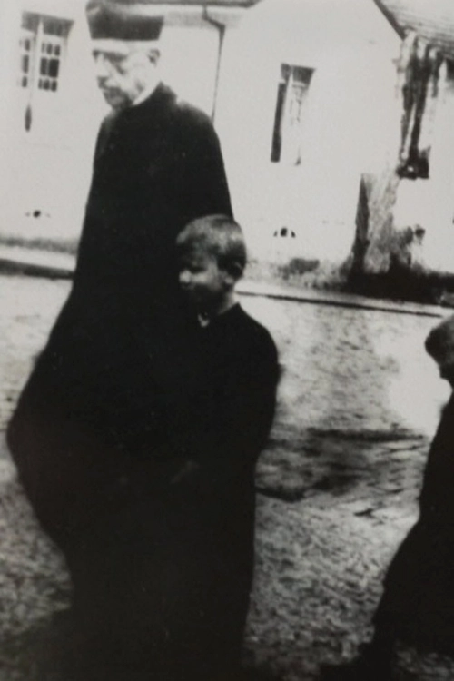 Na imagem, Padre Donizette (também conhecido como o Taumaturgo de Tambaú) e o então coroinha Joelmir Beting. O jornalista atribuiu a Donizette a responsabilidade por ter superado a infância humilde e ter se mudado para São Paulo, onde teve início sua carreira de 55 anos no jornalismo. Foto: BOL