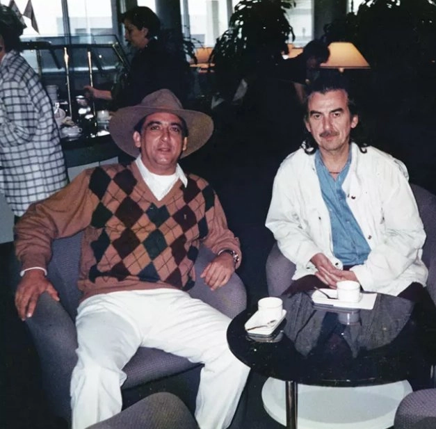 Galvão Bueno posando ao lado do ex-Beatle George Harrison em um aeroporto na década de 1990. Foto: arquivo pessoal de Galvão Bueno