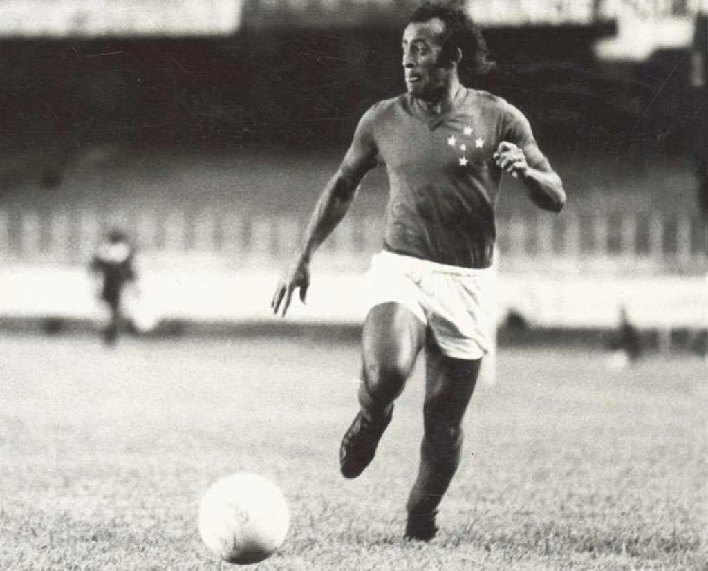 Dirceu Lopes de olho em algum companheiro cruzeirense para uma tabela em jogo na d&eacute;cada de 1970. Pena, o Mineir&atilde;o, aparentemente com pouco p&uacute;blico, perdendo a chance de assistir Dirceu Lopes e sua trupe da Raposa em a&ccedil;&atilde;o... Foto: Reprodu&ccedil;&atilde;o