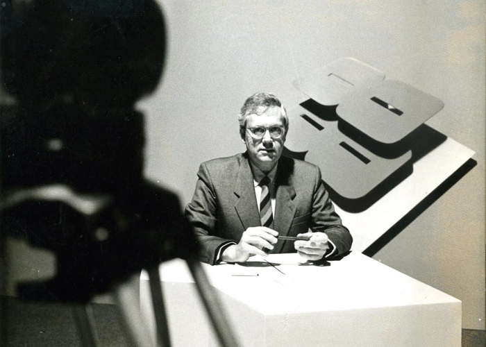 Joelmir Beting posa no estúdio da rede Globo durante as eleições municipais de 1988. Foto: BOL