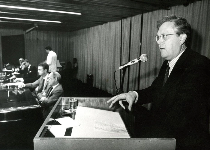 Joelmir Beting participa de um fórum que debatia as perspectivas de mercado para a indústria de comércio e confecções, no dia 10 de junho de 1987. Foto: BOL