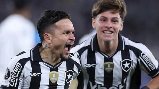 Artur (esquerda) comemora gol do Glorioso, seguido por Montoro. Foto: Botafogo/Divulgação