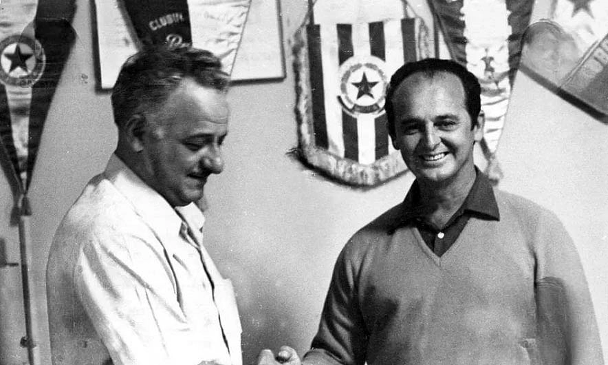 Em 1971, Oswaldo Teixeira Duarte, então presidente da Portuguesa de Desportos, recepciona o treinador Rubens Minelli, que trabalhou no clube do Canindé entre 1971 e 1973. Foto: arquivo pessoal de Rubens Minelli