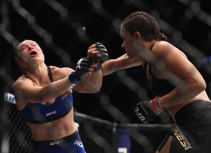 Amanda massacra Ronda em 48 segundos e mantém cinturão dos galos do UFC ...