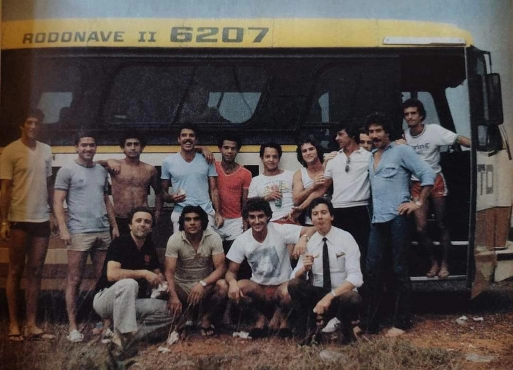 Delegação do Atlético-MG nos anos 80 fez uma parada, possivelmente para um lanche, e posou em frente ao ônibus que a levava de volta a Belo Horizonte. Pela ordem, em pé, da esquerda para a direita: João Leite, Palhinha, Jorge Valença, Toninho Cerezo, Luizinho, Reinaldo, Alves, Pedrinho Gaúcho, Heleno, Chicão e Geraldo. Agachados: Dr, Neylor Lasmar, Fernando Roberto, Osmar Guarneli e o motorista do ônibus