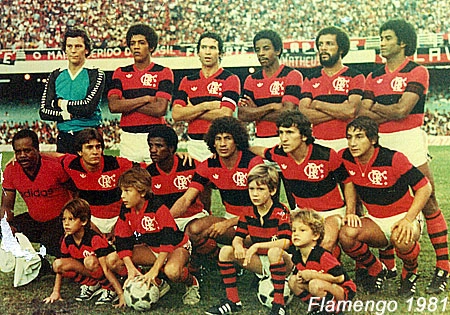 A foto é do dia 7 de junho de 1981, quando o Fla bateu o Vasco por 1 a 0, no Maracanã, em jogo válido pelo campeonato carioca daquele ano. O gol foi marcado por Zico, aos 23 minutos de partida. Em pé: Raul Plassmann, Marinho, Rondinelli, Andrade, Júnior e Carlos Alberto. Agachados: Chiquinho, Adilio, Nunes, Zico e Baroninho.