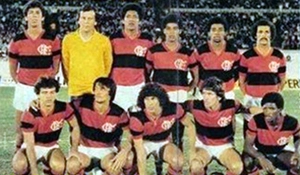 Impossível esquecer esse time do Mengão que entrou em campo no estádio Centenário, em Montevidéu, para jogar a terceira partida da decisão da Libertadores de 1981 contra o Cobreloa do Chile. O encontro se deu em 23 de novembro e terminou com vitória do mais popular dos times cariocas por 2 a 0, com dois gols de Zico. Em pé vemos Mozer, Raul, Marinho, Nei Dias, Andrade e Junior; agachados estão Tita, Leandro, Nunes, Zico e Adílio