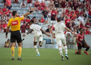 O Flamengo venceu o Atlhetico por 2x0, na Arena da Baixada. (Foto: CRF)