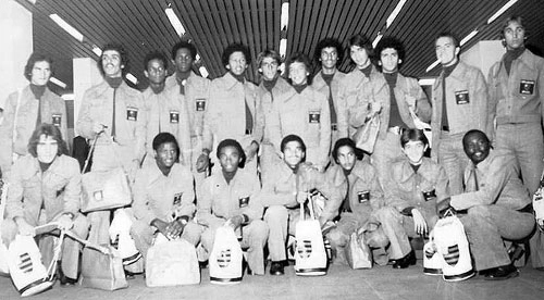 Aeroporto do Galeão, no Rio de Janeiro, em maio de 1974. Nesse dia, os juniores do Flamengo embarcaram para Paris. Em pé, da esquerda para a direita: Heleno, Sérgio II, Lima, Sérgio, Gideoni, Russo, Jair, Renato II, Jorge Luis, Julio César Urigheller, Aloisio Guerreiro e Washington. Agachados: Armando, Adílio, Rui, Renato, Wanderley, Tita e Serginho (massagista).