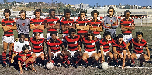 Flamengo, 1979. Em pé: Nélson, Cantarelli, Rondinelli, Manguito, Toninho, Carpegiani, Júnior, Raul e Andrade. Agachados: um massagista, Reinaldo, Adílio, Cláudio Adão, Zico, Tita, Luisinho e Júlio César.