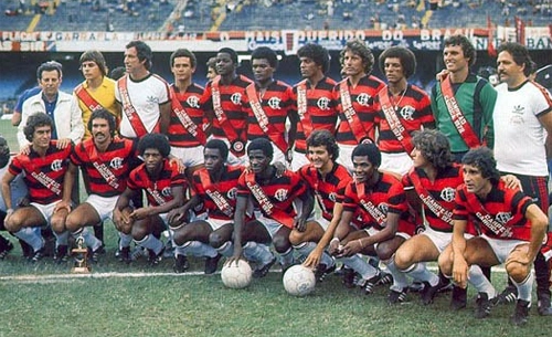 O Mengão em 1978 no Maracanã. Em pé estão Cantareli, Cláudio Coutinho (técnico), Alberto Leguelé, Manguito, Toninho, Eli Carlos, Moisés, Junior e Nielsen; agachados vemos Nelson, Rondinelli, Ramirez, Marcinho, Adilio, Tita, Cleber, Zico e Paulo Cesar Carpegiani