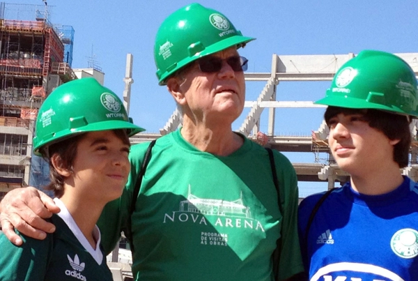 O grande Joelmir Beting aparece com duas de suas paixões: os netos Gabriel e Luca. A foto foi tirada nas obras da Arena do Palmeiras, outro incondicional amor da vida do jornalista