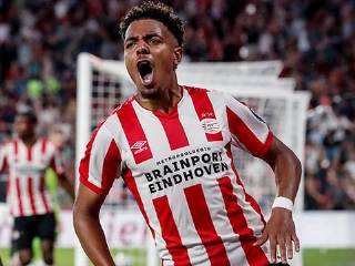 Atacante do PSV, Donyell Malen, é avaliado pelo Barcelona para ocupar a vaga de Suárez no futuro (Foto: PSV/Divulgação)