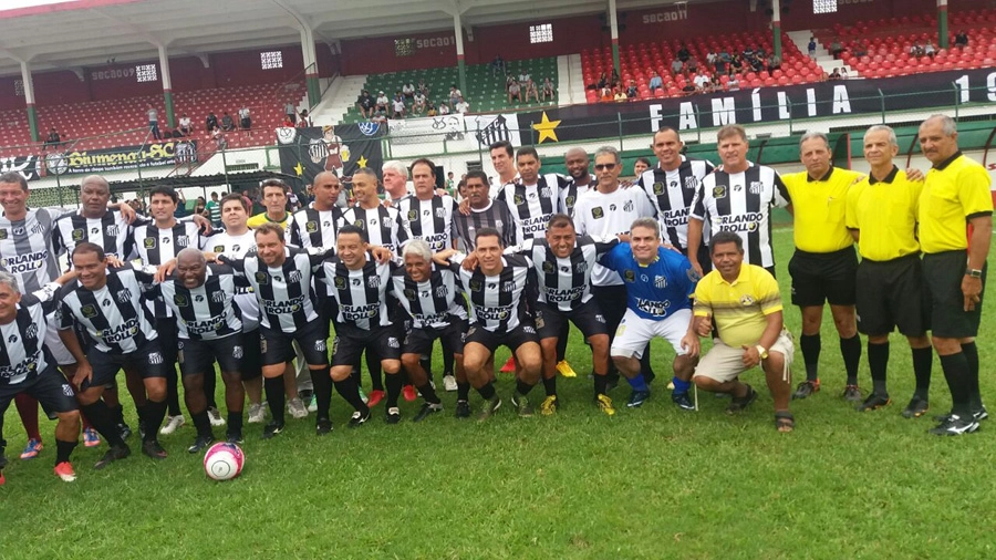 Amistoso dos veteranos do Santos no Estádio Ulrico Mursa, dia 18 de fevereiro de 2018. Em pé: Nilton, Serginho Chulapa, Carlinhos, não identificado, Carlos Alberto Spina, Deivid, Dodô, Toninho Carlos, Marolla (atrás de cabelo branco), não identificado, Narciso, Kléber, não identificado, Giovanni, Márcio Rossini e árbitros. Agachados: Paulo Robson, Muller, Edu, Jamelli, Paulinho Kobayashi, Toninho Oliveira, Alberto, Marcelo Passos, não identificado e Roque