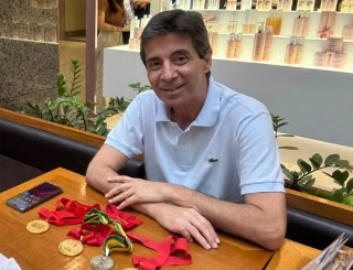 Em setembro de 2024, com medalhas que conquistou pelo Vasco. Foto: Instagram de Mauro Galv&atilde;o