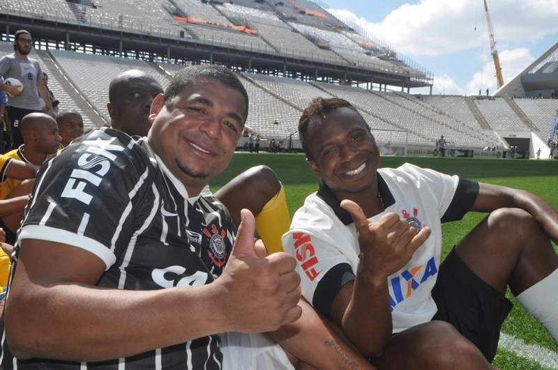 Vampeta e Edilson em 10 de maio de 2014, dia da inauguração da Arena do Corinthians, em Itaquera. Foto: Marcos Júnior Micheletti/Portal TT