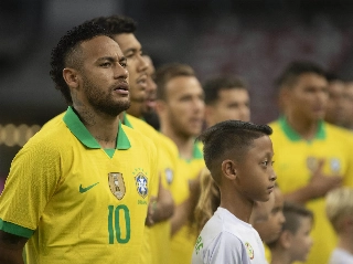 Com problema na coxa esquerda, Neymar perderá dois jogos da Liga dos Campeões