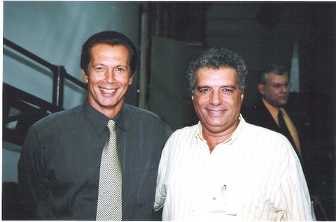 Emerson Leão e Hélio Sileman, antes de gravação do Super Técnico da Band, programa veiculado entre 1999 e 2001. Ao fundo, Milton Neves. Foto: arquivo pessoal de Hélio Sileman 