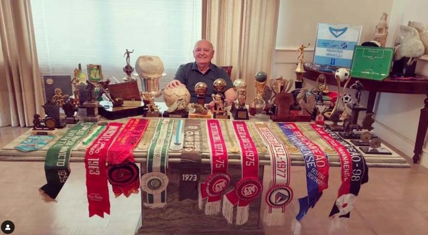 Um pouco das muitas faixas de campeão e troféus conquistados por Rubens Minelli. Foto: arquivo pessoal de Rubens Minelli