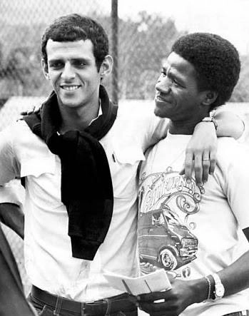 Júlio César e Adílio em 1979, chegando para um treino na Gavea. Foto: Facebook de Júlio César
