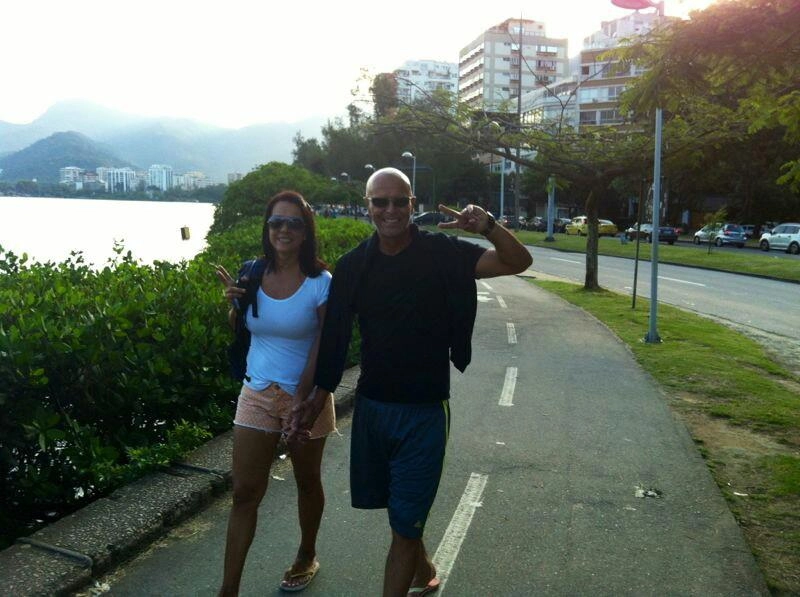 Caminhando com a esposa Izabel, no Rio de Janeiro, em 2013. Foto: Facebook de Júlio César