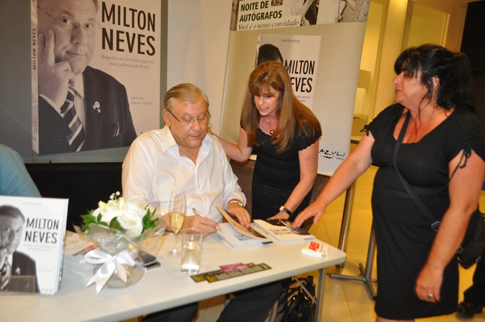 Milton autografa sua biografia para duas filhas do saudoso Félix na de lançamento de sua biografia, em 11 de novembro de 2013, no Shopping Frei Caneca. À esquerda, Lélio Teixeira. Foto: Marcos Júnior/Portal TT