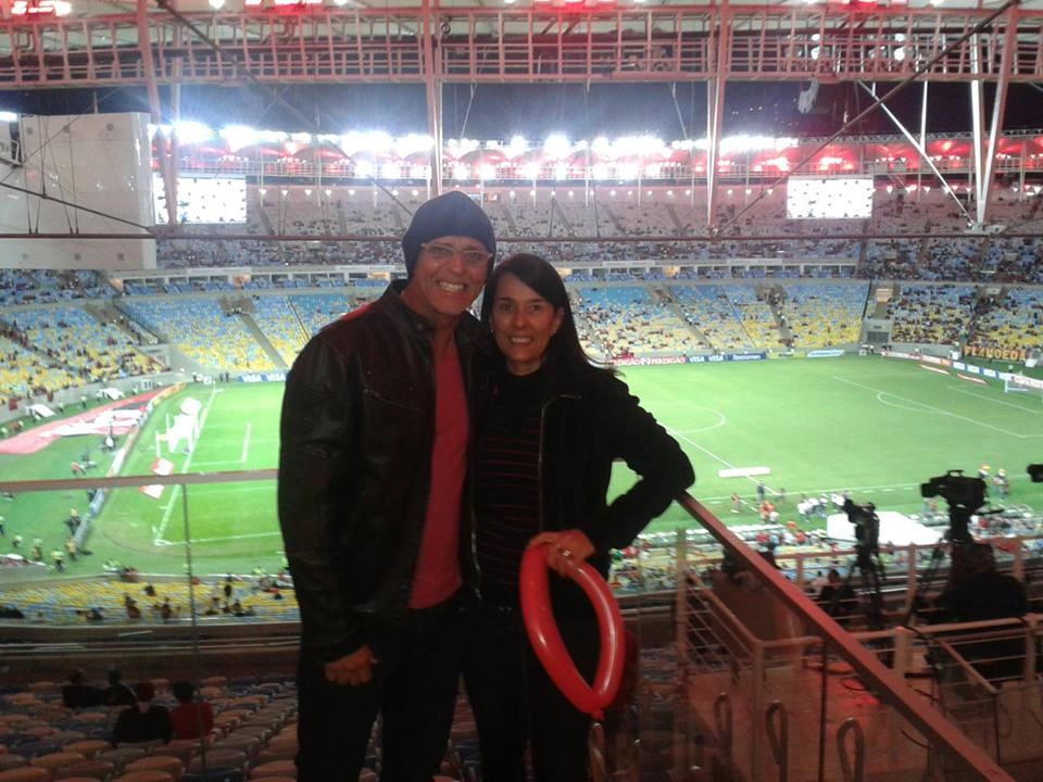 No Maracanã, ao lado da esposa Izabel Jarque Pena, em 2013. Foto: Facebook de Júlio César