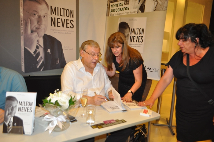 Milton autografa sua biografia para duas filhas do saudoso Félix na de lançamento de sua biografia, em 11 de novembro de 2013, no Shopping Frei Caneca. À esquerda, Lélio Teixeira. Foto: Marcos Júnior/Portal TT