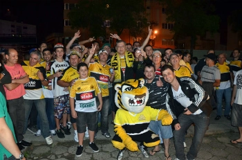 Achados & Perdidos: Milton Neves acompanhando uma vit&oacute;ria do Crici&uacute;ma em 2012