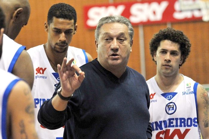 Passando as instru&ccedil;&otilde;es para os seus atletas durante o tempo t&eacute;cnico