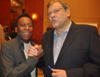 Tr&ecirc;s anos sem o Rei do Futebol. Os muitos encontros entre Pel&eacute; e Milton Neves