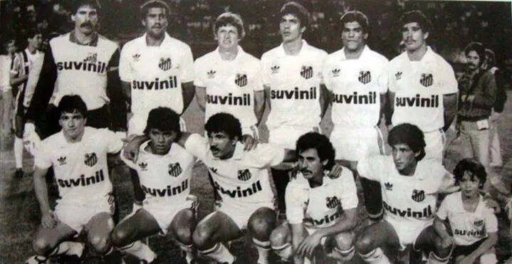 Mais uma formação do Santos - Em pé, da esquerda para a direita: Rodolfo Rodríguez, Pedro Paulo, Ijuí, Celso, Davi e Luizinho. Agachados: Osmarzinho, Glauco, Luiz Carlos, Mendonça e Edelvan. Foto enviada por Gláucio César, irmão de Glauco