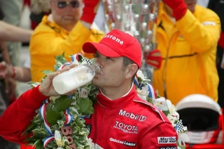 Em 2003, bebendo o leite da vit&oacute;ria no oval mais famoso do mundo. Foto: Divulga&ccedil;&atilde;o