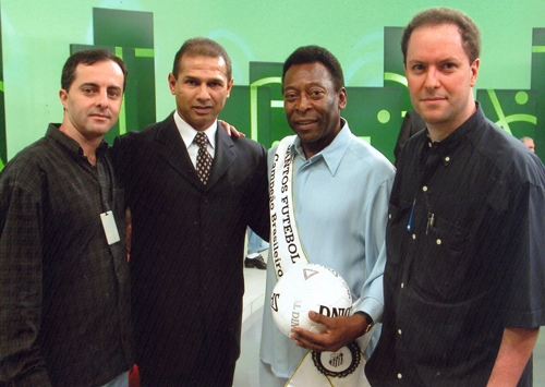 Aílton Nasser (chefe de reportagem da Record), o Mineirinho, Oscar Roberto Godoi, Pelé e Mario Quaranta Filho no estúdio do programa 