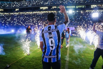 Achados & Perdidos: H&aacute; tr&ecirc;s anos o Gr&ecirc;mio anunciava a contrata&ccedil;&atilde;o do uruguaio Luis Su&aacute;rez