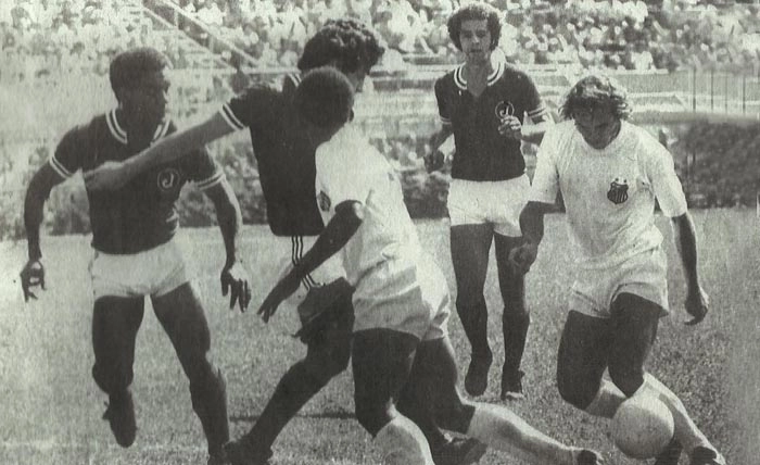 O Santos enfrentando o Juventus no Pacaembu, em 1977. Os três juventinos, da esquerda para a direita, são Deodoro, Polaco e Tião. Juary acompanha a jogada e Ailton Lira domina a bola. Foto: arquivo pessoal de Polaco