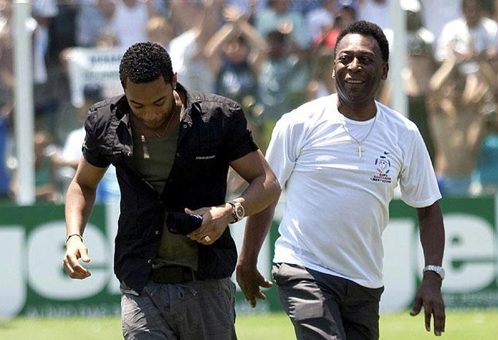 Pelé, o suprassumo do futebol mundial, foi quem recepecionou Robinho na sua volta ao Santos. O Rei reapresentou o atacante a torcida no dia 01 de fevereiro de 2010, na Vila Belmiro. Foto: iG