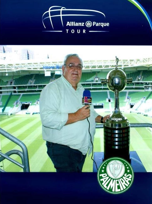 José Nello Marques ao lado da taça mais cobiçada pelos times sul-americanos, a Taça da Libertadores da América