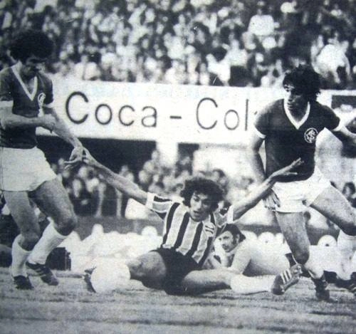 O Inter venceu este Gre-Nal em 1976, 2 a 0, gols de Lula e Dario. Na foto, os colorados Vacaria e Marinho Peres. No chão, o lateral Eurico. Foto: História do Sport Club Internacional