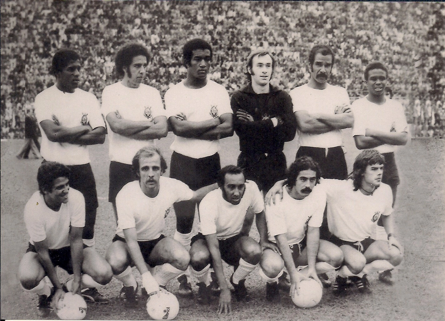 Equipe corintiana (treinada por Silvio Pirillo) posa para foto antes de golear o Palmeiras por 3 a 1, em 18 de agosto de 1974, no Pacaembu. Zé Roberto, em grande jornada, marcou todos os gols alvinegros após César abrir o placar para o Alviverde. Em pé, da esquerda para a direita: Zé Maria, Tião, Laércio, Armando, Brito e Wladimir. Agachados: Vaguinho, Lance, Zé Roberto, Rivellino e Pitta. Foto: arquivo pessoal de Lance