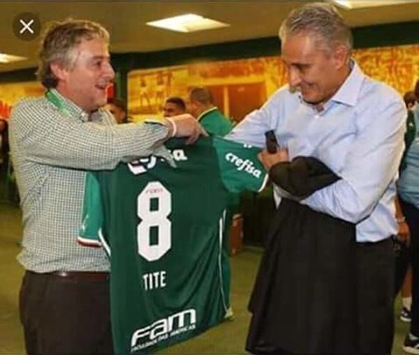 Paulo Nobre, então presidente do Palmeiras, presenteia Tite com uma camisa do Alviverde em 13 de julho de 2016, no Allianz Parque