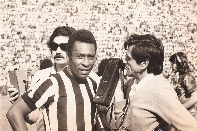 Marco Antonio e seu pesadíssimo microfone entrevistando Pelé, em dia de Pacaembu lotado para um Santos e Portuguesa. Atras do Rei, de óculos escuros, está Reginaldo Fernandes, da Rádio e TV Gazeta. Foto: arquivo pessoal de Benedito Marcantonio