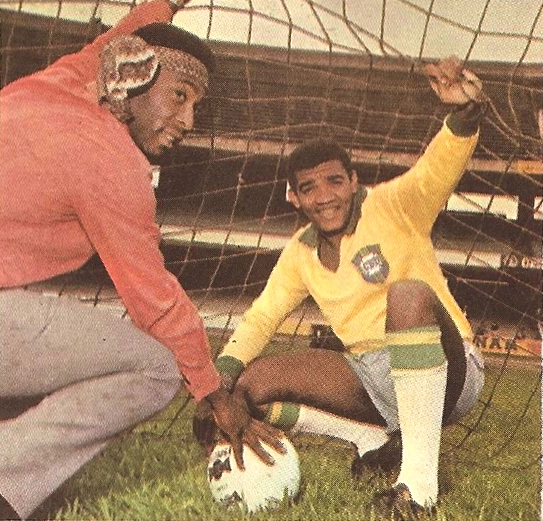 Nas redes do Morumbi, o cantor Wilson Simonal está vestido de Rei Pelé e o Rei de Simonal