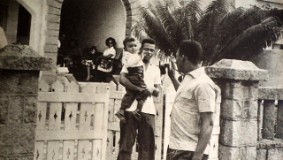 Pelé se despede do irmão Zoca, que está com o garoto "Porunguinha" no colo. Foto: Blog Memória Santista