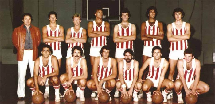 O Sirio, campe&atilde;o interclubes de basquete em 1979. Em p&eacute;, da esquerda para a direita: Cl&aacute;udio Mortari, Agra, Mike, Oscar, Luiz&atilde;o, Marquinhos e Marcelo Vido. Agachados: Dodi, Paulinho, Marcel, Saiani, Renato e Russo. Foto: Site oficial E.C. S&iacute;rio