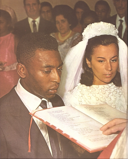 O casamento de Pelé com Rosemere, em 1966, foi um acontecimento nacional. Pelé causou numa segunda-feira de carnaval, tentando manter o fato em sigilo. Mas não adiantou. A imprensa estava toda lá, inclusive a internacional. Foto da Revista Manchete de julho de 1971